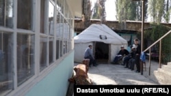 Мырза-Аке айылы, маркумдун үйү. 1-октябрь, 2020-жыл.