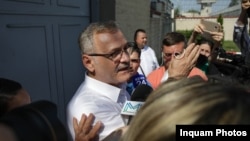 Liviu Dragnea, la ieșirea din Penitenciarul Rahova. 