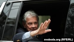 У вересні заступник спецпосланця США Джон Коул проводив зустріч з Олександром Лукашенком. Після цього він оголосив, що США скасовують санкції проти білоруського державного авіаперевізника «Белавіа».