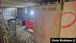 Строящиеся душевые кабины на тренировочной базе клуба Wycombe Wanderers в Харлингтоне