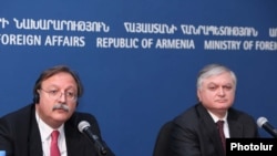Վրաստանի արտգործնախարար Գրիգոլ Վաշաձեն (ձ) եւ Հայաստանի արտգործնախարար Էդվարդ Նալբանդյանը համատեղ մամուլի ասուլիսում: Երեւան, 4-ը հոկտեմբերի, 2010 թ.
