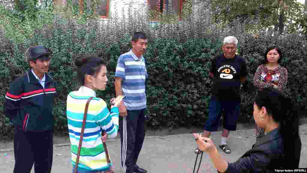 Ичинде таза суусу, ажатканасы, газы жок жатаканаларда жашаган ички мигранттар укук коргоочу бейөкмөт уюмдарга арыз-арманын айтышууда.