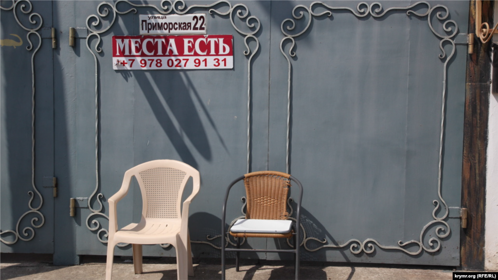 Цього роаку старт курортного сезону в Криму збігся з його піком, який зазвичай називають високим сезоном. У червні від &laquo;карантинного сну&raquo; прокинувся й курортний Коктебель &ndash;​ у селищі поступово відчиняються кафе, готелі і розважальні заклади