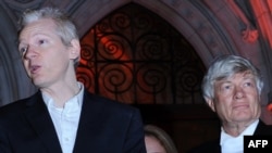 Մեծ Բրիտանիա - WikiLeaks-ի հիմնադիր Ջուլիան Ասանժը (ձախից) իր փաստաբան Ջեֆրի Ռոբերթսոնի հետ
