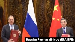 Орусиянын тышкы иштер министри Сергей Лавров жана Кытайдын башкы дипломаты Ван И