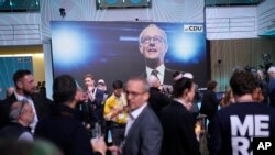 Susținătorii lui Friedrich Merz, candidatul partid conservator Uniunea Creștin-Democrată, așteaptă închiderea secțiilor de votare și anunțarea primelor proiecții la sediul partidului din Berlin, 23 februarie 2025.