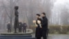 Presidenti ukrainas, Volodymyr Zelenskyiy, dhe zonja e parë, Olena Zelenska, vizitojnë një monument për viktimat e Holodomor në Kiev, më 22 nëntor.