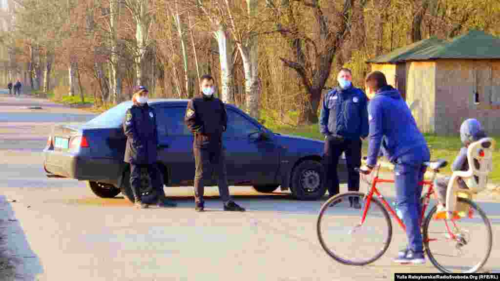 Патрулі не пускають людей до зелених зон.&nbsp;Дніпро, 5 квітня 2020 року