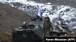 Ռուսաստանցի խաղաղապահը հերթապահում է անցակետում, Ստեփանակերտ, 26 նոյեմբերի, 2020թ. 