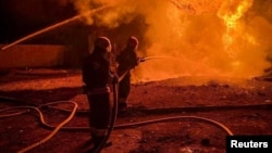 Рятувальники гасять пожежу після одного з попередніх ударів РФ по Одещині, листопад 2025 року