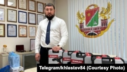 До того, как устроиться в "Барс-1", Хлестов постоянно собирал гуманитарную помощь для росийских военных