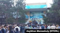 Родители выпускников, школьники и учителя у пункта проведения Единого национального тестирования (ЕНТ). Алматы, 2 июня 2015 года.