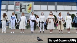 «Припиніть бити нас! Нам просто потрібен правильний підрахунок голосів!», – вимагають учасниці акції