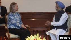 Хиллари Клинтон Индиянын премьер-министри Манмохан Сингх менен. Нью-Дели, 7-май, 2012-жыл. 