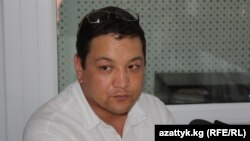 Канатбек Мурзахалилов "Азаттыктын" студиясында. (Архивдеги сүрөттөн.)