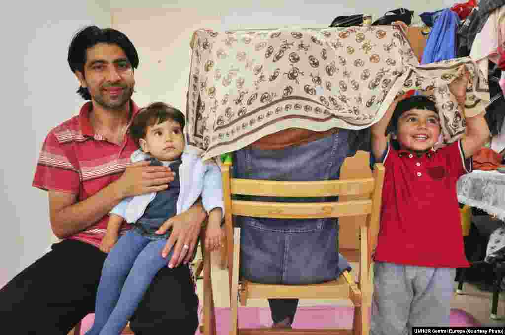 Сириялык качкын Мариян менен Ахмед алгач Йеменге качып чыгышкан. Мариян үйүнөн чыгып баратканда бир аз кийим-кече менен өзүнө жаккан моюнорочун ала кеткен. &quot;Мен башымды чүмкөп жүрүшүм керек эле, моюнорочтун түсү дагы мага жагат&quot;, дейт Мариян. 