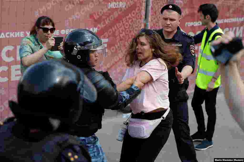 Позже задержания переместились в район метро Театральная и Арбата.