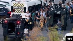 Турецька поліція заарештовує солдатів на площі Таксім в Стамбулі, 16 липня 2016 року.