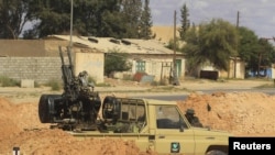 Liwiýanyň hökümet harbylarynyň maşyny Tripoli bilen Bani Walidiň aralygynda, 23-nji mart 2011-nji ýyl