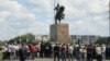 Граждане у памятника Кобланды-батыру в городе Костанай.