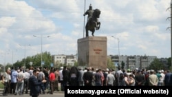 Граждане у памятника Кобланды-батыру в городе Костанай.