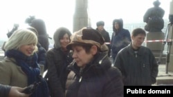 Участники акции протеста против девальвации тенге. Справа на переднем плане — Валерия Ибраева, слева — Евгения Плахина, за ними — Жанна Байтелова. Позже их задержали полицейские. Алматы, 16 февраля 2014 года.