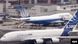 Европалык "Super-Airbus A380" жүргүнчү учагы.  Ары жагында америкалык " Boeing 747" учагы турат. Франкфурт, Германия. 2007-жылдын 17-марты.