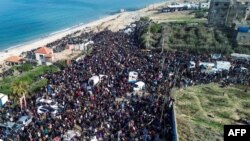 Жители Газы у лагеря Нусейрат в ожидании возвращения в северную часть сектора Газа, 26 января 2025 г.