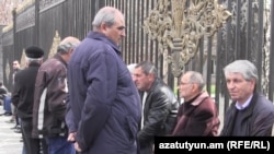 Сотрудники химзавода «Наирит» у здания парламента Армении (архив) 