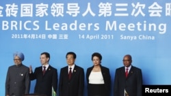 BRICS саммитинин катышуучулары: солдон оңго - Индиянын премьер-министри Манмохан Сингх, орус президенти Дмитрий Медведев, Кытайдын лидери Ху Цзиньтао, Бразилиянын президенти Дилма Руссефф, Түштүк Африканын президенти Якоб Зума, 14-апрель, 2011
