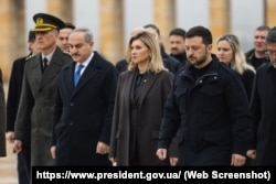 Президент України Володимир Зеленський і перша леді Олена Зеленська на покладанні вінка квітів до мавзолею Ататюрка в меморіальному комплексі Аниткабір в Анкарі, 18 лютого 2025 року