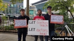 Türkmenistanda mejbury zähmetiň ulanylmagyna protest bildirýän aktiwistler. Arhiw suraty