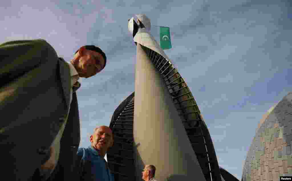 Один из минаретов мечети высотой в 24 метра