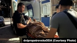 Постраждалі внаслідок нічного російського ракетного удару по Кам’янському на Дніпропетровщині, там, за даними президента, загинули три людини, зокрема 23-річна вагітна