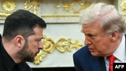 Доналд Трамп (рост) ва Владимир Зеленский (чап). Кохи Сафед, 18-уми августи 2025