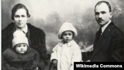 Максім Гарэцкі з жонкай Леанілай, дзецьмі Леанідам і Галінай. 1923 г.