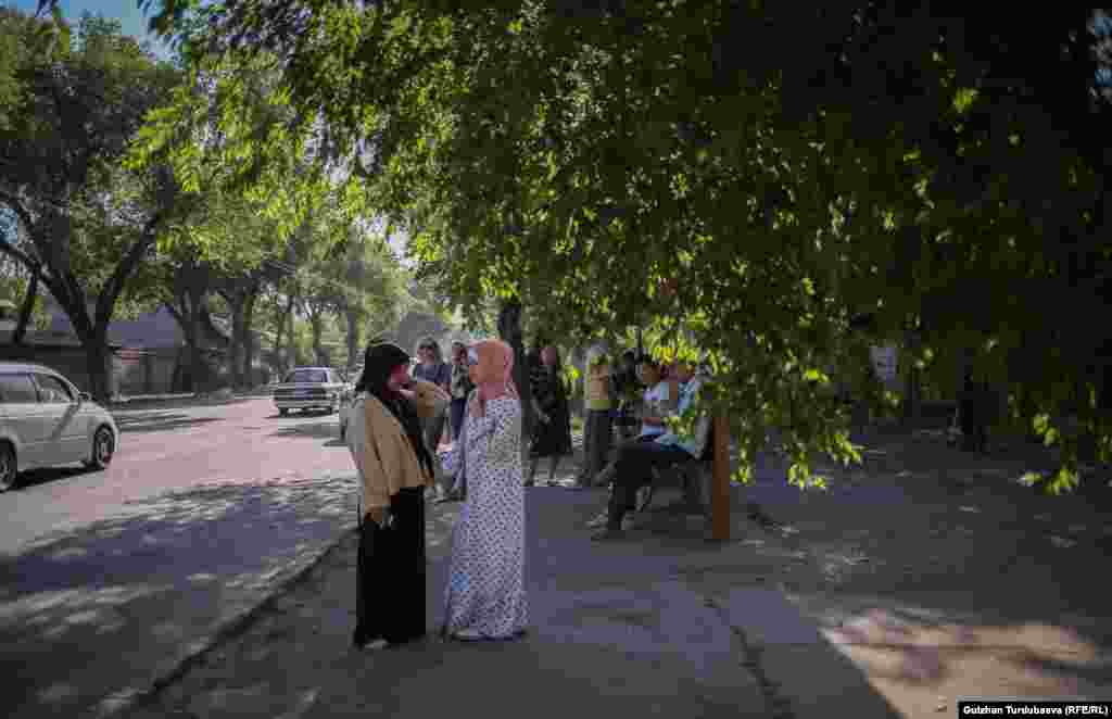 Аялдамадагы жолоочулар.