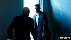 Йозеф Блаттер покидает через "черный ход" пресс-конференцию, на которой он объвил о своей скорой отставке. Цюрих, штаб-квартира ФИФА, вечер 2 июня 2015 года