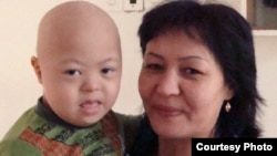 Гепатитпен ауырған Айбек, анасы Әлия Имановамен бірге.  