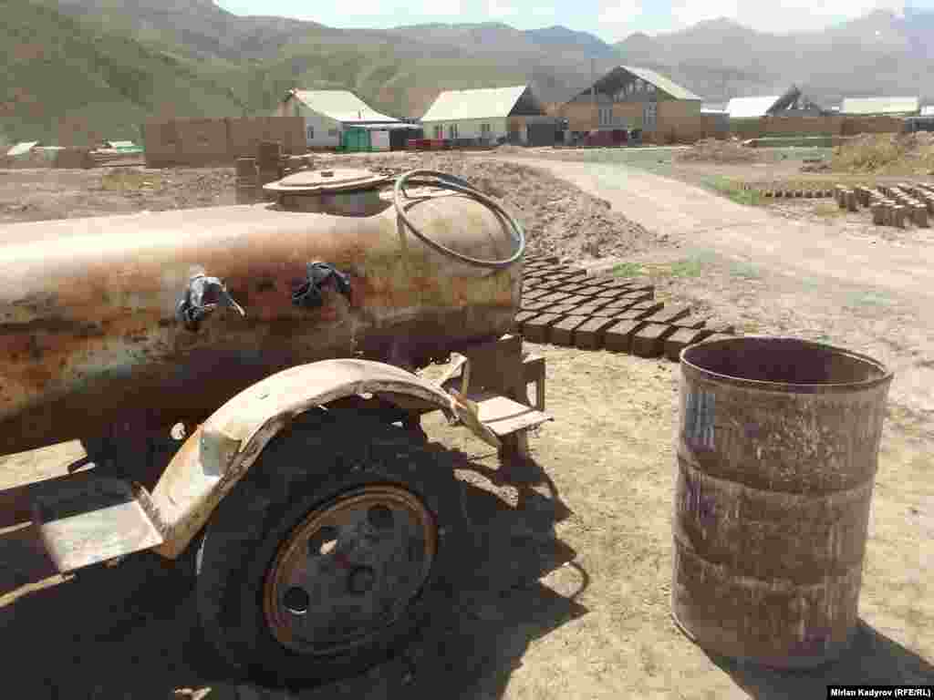 Анткени ал жакка суу алып келүү үчүн бир чакырым алыстан ташып келгенге туура келет. Ал эми тракторго бир машина топурак жүктөө үчүн миң сом берет.