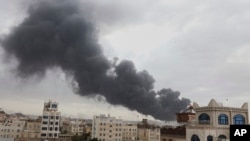 Дим над Саною після ізраїльських ударів, 6 травня 2025 року