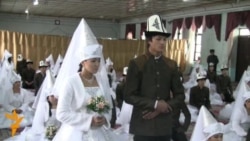 В Бишкеке сыграли свадьбу для 35 молодоженов