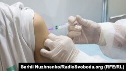 За словами міністра, ті, хто купив підробний сертифікат, зможуть отримати щеплення, але матимуть повідомити сімейного лікаря, звідки він у них