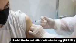 За даними МОЗ, за останню добу щеплення зробили 163 310 людям: одну дозу отримали понад 110 з половиною тисяч, повністю імунізовані – 52,7 тисячі