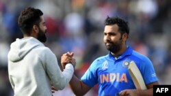 ویرات کوهلی کپتان تیم ملی کریکت هند حین تبریکی گفتن به روهیت شرما بازیکن این تیم