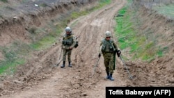 Ադրբեջանցի սակրավորները ականազերծման աշխատանքներ են իրականացնում Ֆիզուլիի մոտակայքում, 26-ը նոյեմբերի, 2020թ,