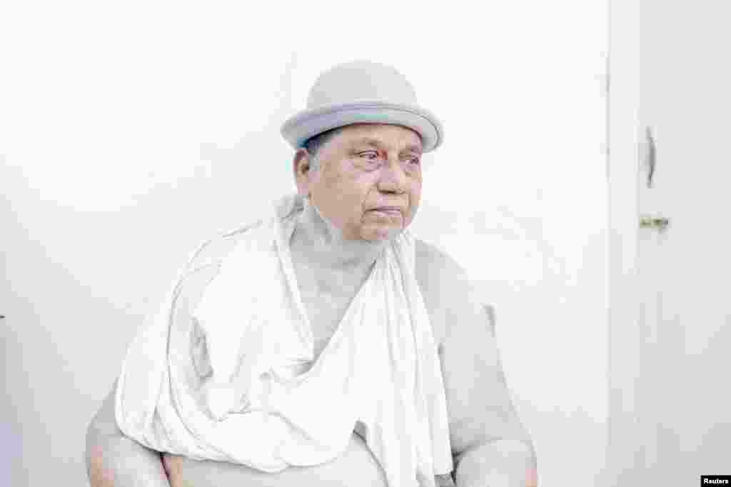 Саркер Протик (Бангладеш), второй приз в категории &quot;Повседневная жизнь. Истории&quot;. Мужчина в шляпе-котелке своего внука.