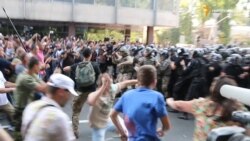 Сутички між мітингарями та правоохоронцями продовжились на Грушевського