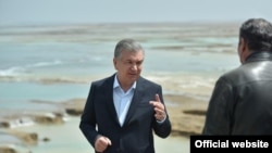 Shavkat Mirziyoyev Sardoba suv ombori yonida, 2020 yil 2 mayi.