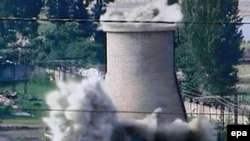 В июне Северная Корея взорвала градирню реактора в Йонбене и передала Китаю документы по своей ядерной программе